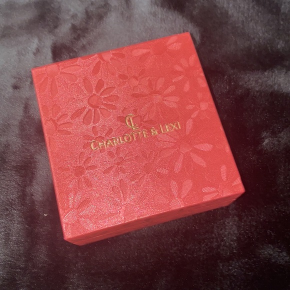 COPY - New in box! Clover Necklace - Gold & Green - Picture 3 of 3